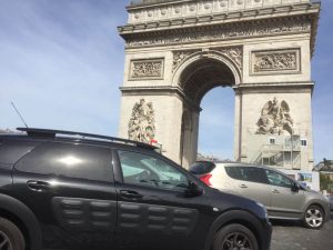 Arc de Triomphe aus dem Kreisverkehr fotografiert