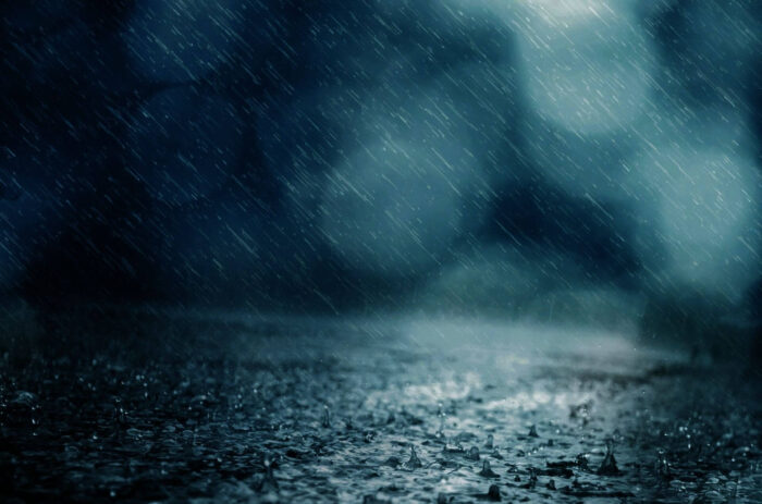 Regen, der auf Asphalt fällt